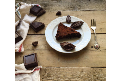 @ladrasanse – Torta al cioccolato fondente e mandorle e come decorazioni foglie di cioccolato