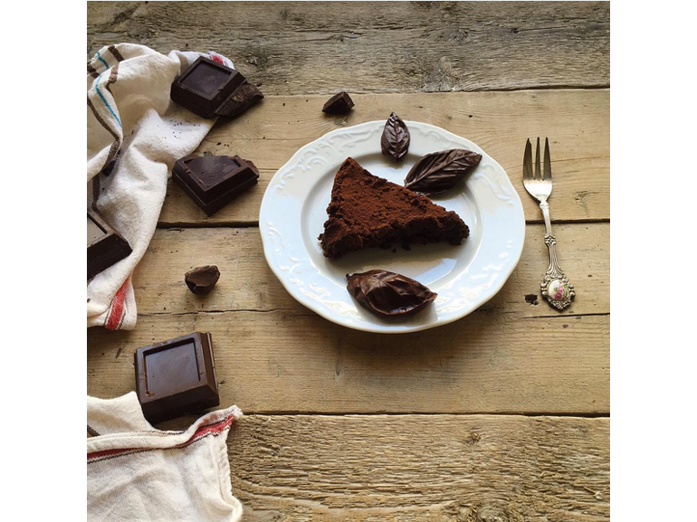 @ladrasanse – Torta al cioccolato fondente e mandorle e come decorazioni foglie di cioccolato