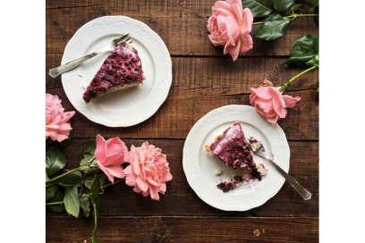 @ladrasanse – Pan di Spagna con crema chantilly e salsa ai frutti di bosco.