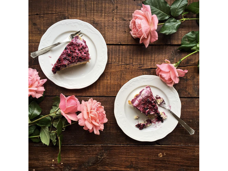 @ladrasanse – Pan di Spagna con crema chantilly e salsa ai frutti di bosco.