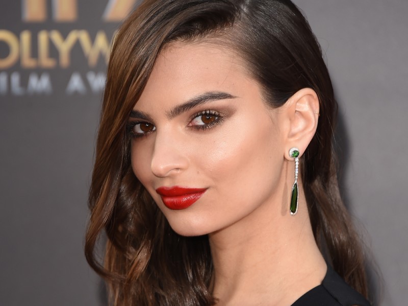 Emily-Ratajkowski-make-up-capelli-1