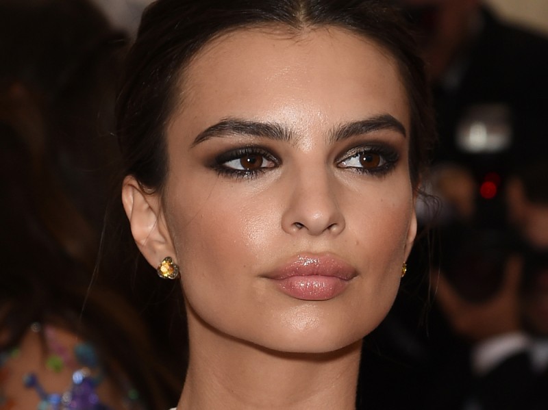 Emily-Ratajkowski-make-up-capelli-3