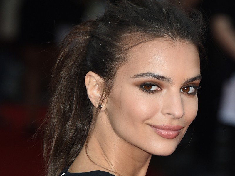 Emily-Ratajkowski-make-up-capelli-4