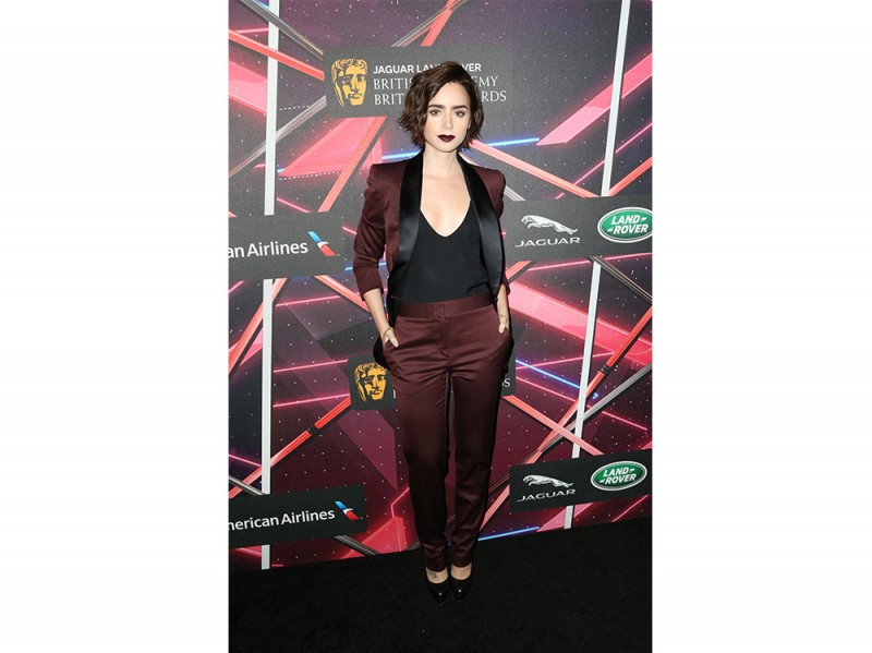 Lily Collins completo burgundy