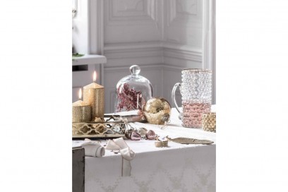 Oro e rosa brillanti sulla tavola