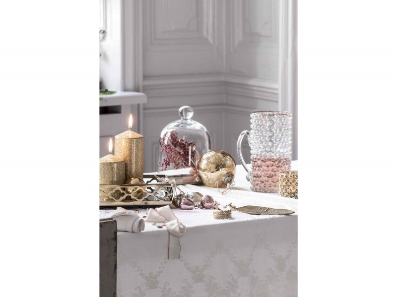 Oro e rosa brillanti sulla tavola