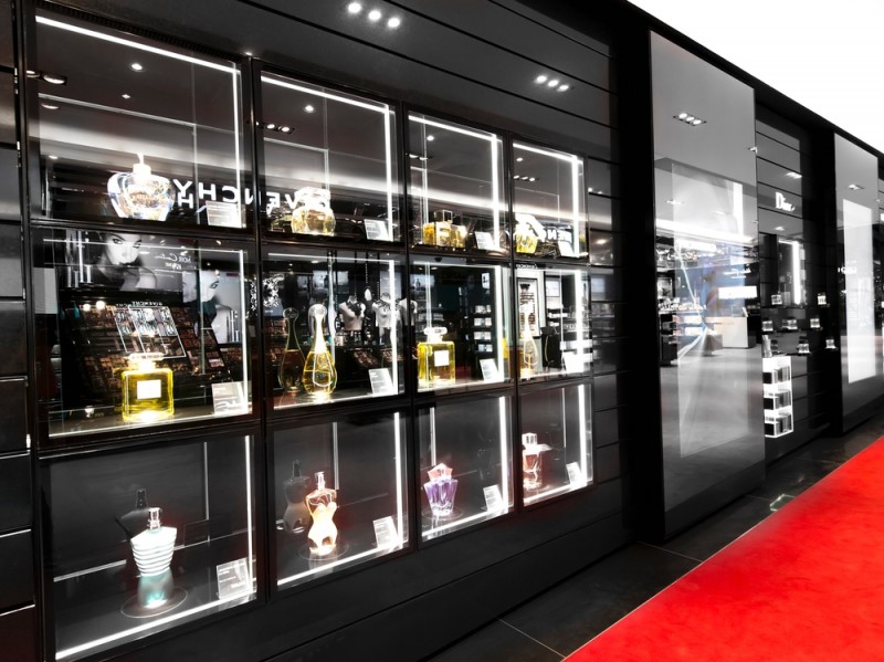 Sephora-CE-9978-giant fragrance wall-A