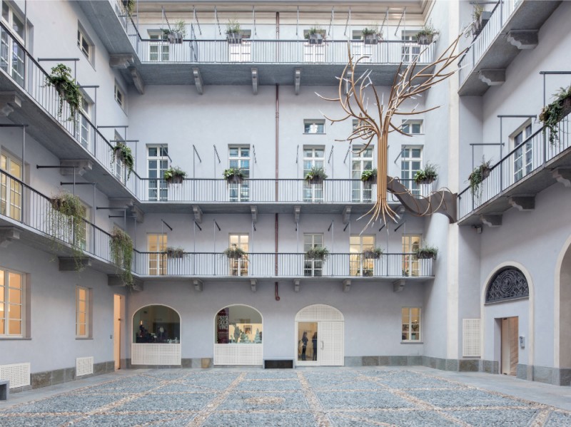 The Number 6 cortile diurno