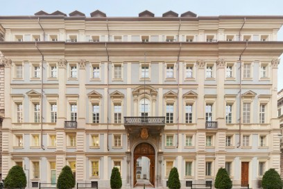 The number 6 facciata