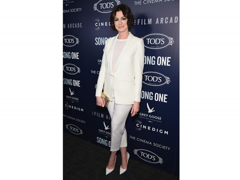 anne hathaway blazer IRO pantaloni Theory