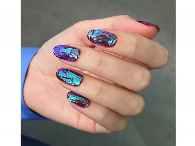 glass-nails-korea-00-holding