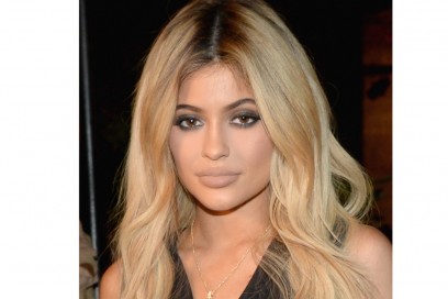 kylie-jenner-capelli-lunghi-biondi