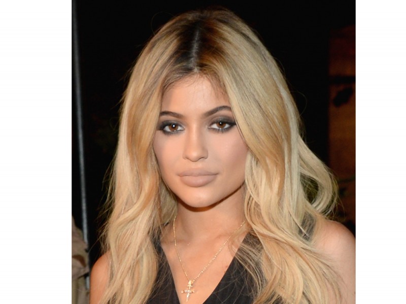 kylie-jenner-capelli-lunghi-biondi