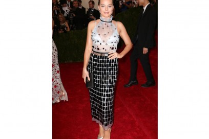 margot-robbie-custom-prada-abito-organza