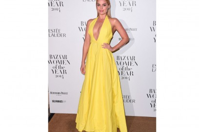 margot-robbie-rosie-assoulin-longdress-giallo