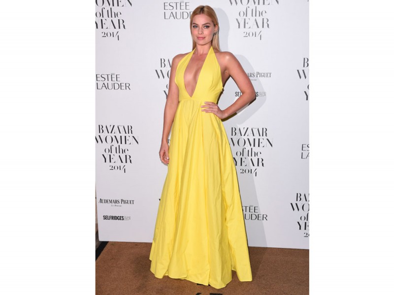 margot-robbie-rosie-assoulin-longdress-giallo