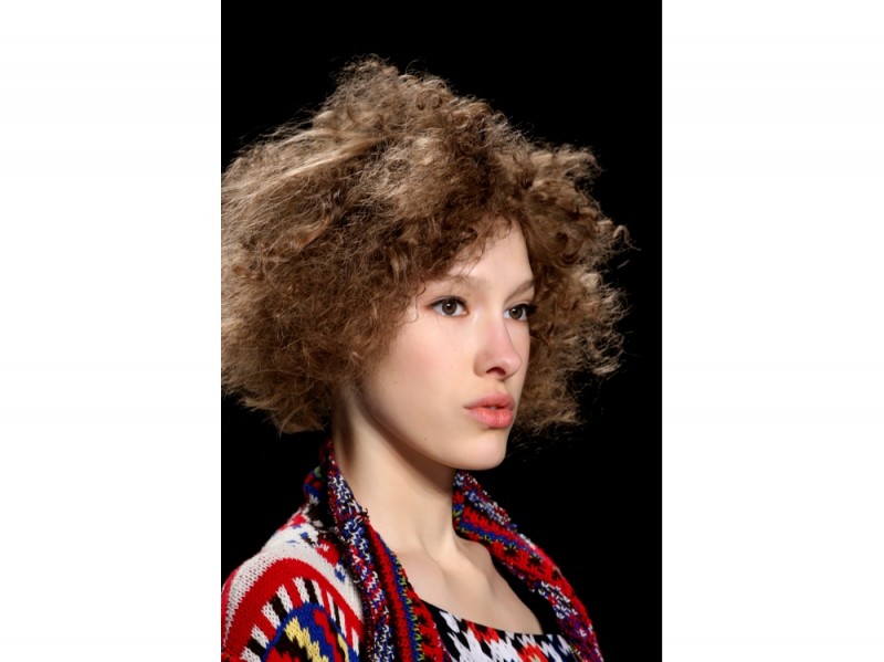 tagli-capelli-ricci-autunno-inverno-2015-sfilata-Desigual-02