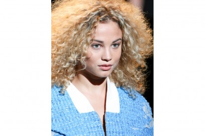 tagli-capelli-ricci-autunno-inverno-2015-sfilata-Naomi-Campbell-for-Relief