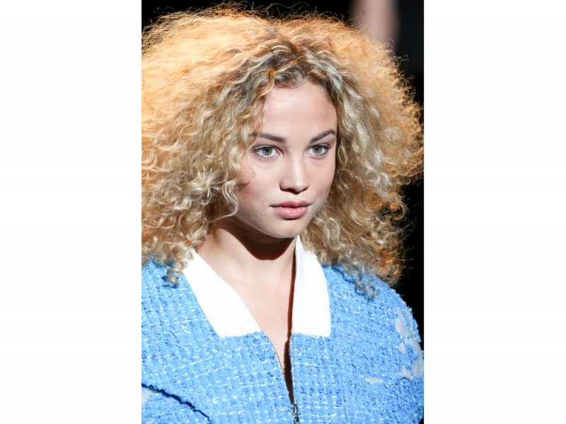tagli-capelli-ricci-autunno-inverno-2015-sfilata-Naomi-Campbell-for-Relief