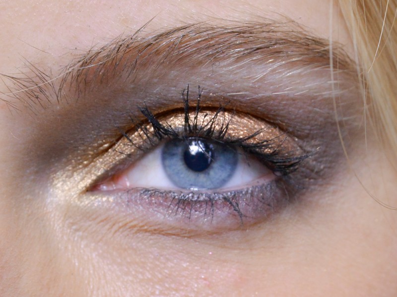 trucco-occhi-smokey-eyes-sfilata-Mara-Hoffman