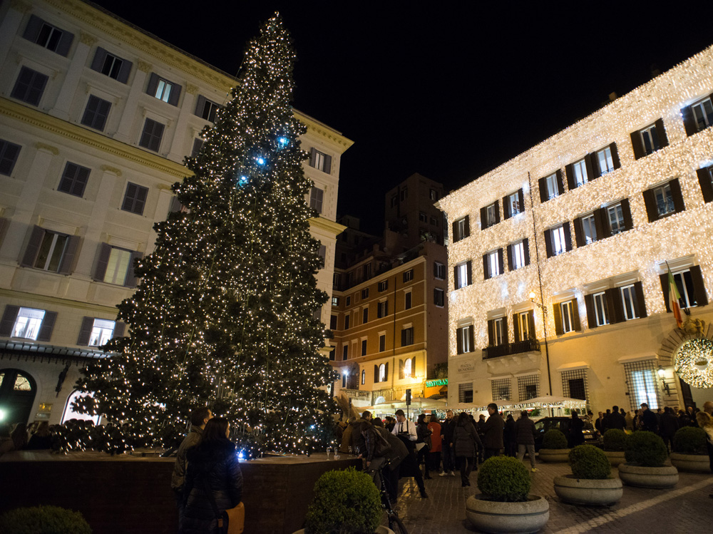 Valentino-Christmas-Tree-Lighting—Piazza-Mignanelli,-11-dicembre-2015-..