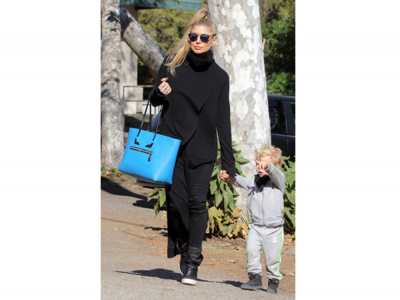Fergie-borsa-Fendi-Monster-Roll-Blue