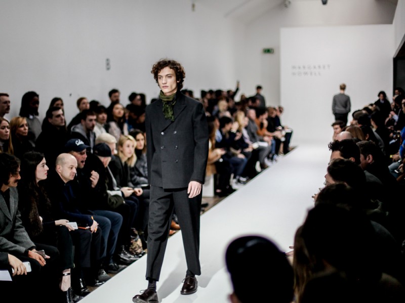 Foulard-annodato-al-collo-per-Margaret-Howell-LCM-AW16-(2-di-3)
