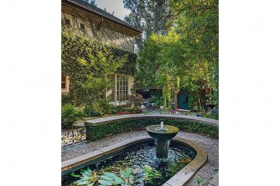 La fontana di fronte all’ingresso