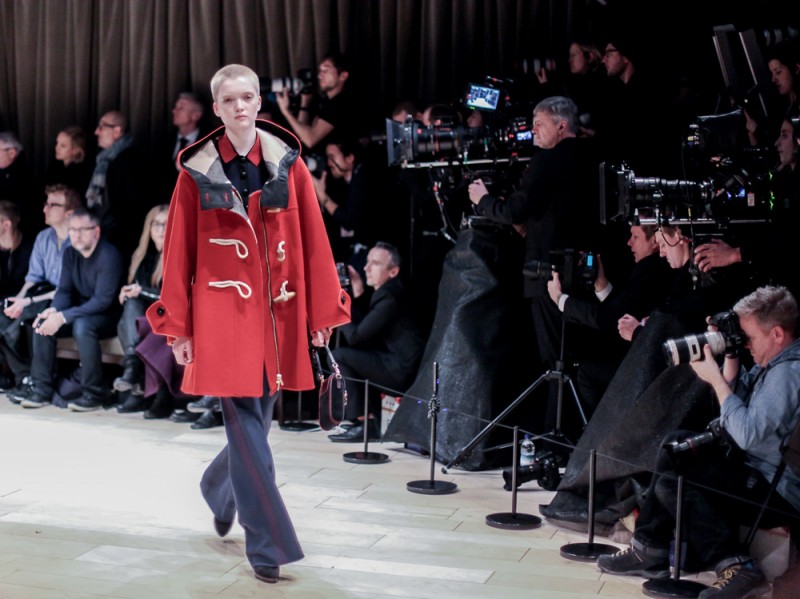Ruth-Bell-sfila-per-Burberry-LCM-AW16-(4-di-6)