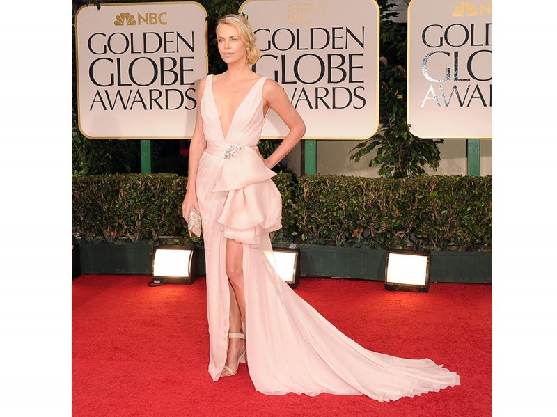 charlize-theron-dior-golden-globes-2012
