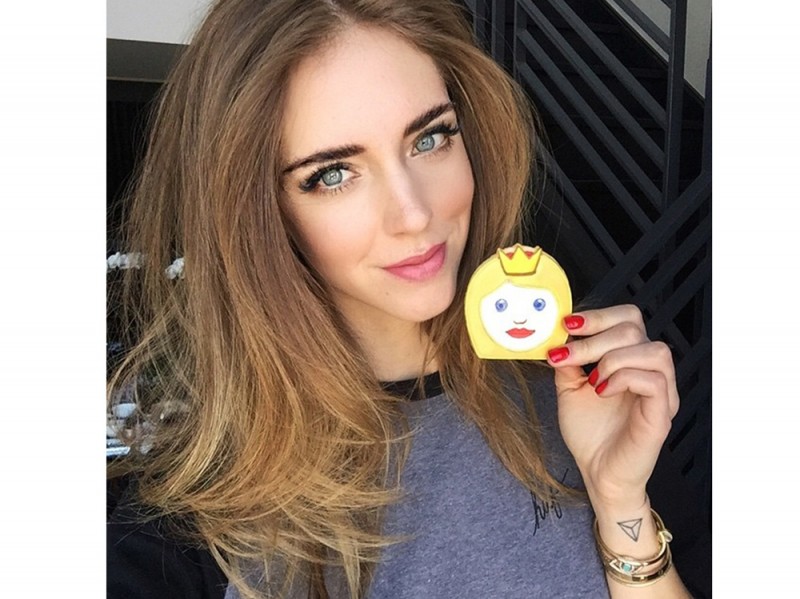 chiara-ferragni-make-up-red-nails