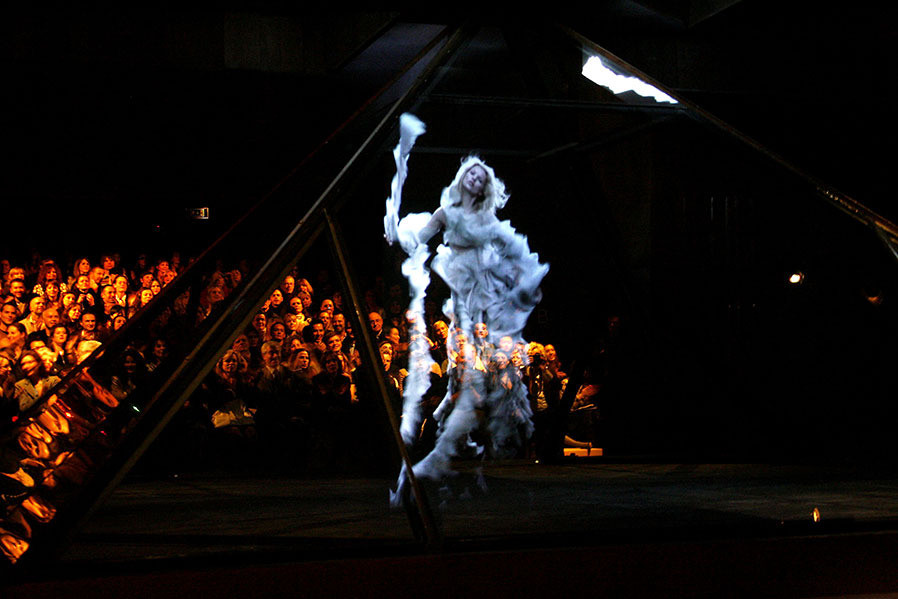 kate_moss_hologram_19sgt81-19sgt9v