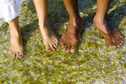 piedi nudi acqua