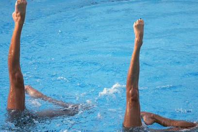 piedi nudi piscina nuoto