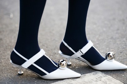 scarpe-bianche-calze-blu
