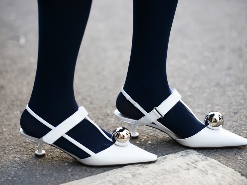 scarpe-bianche-calze-blu