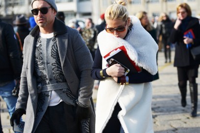 uomo-grigio-donna-bianca