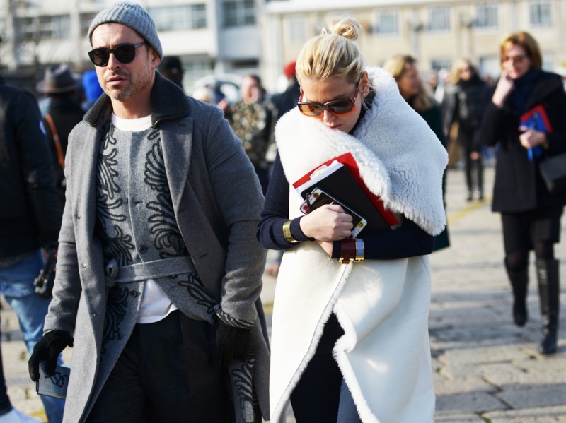 uomo-grigio-donna-bianca