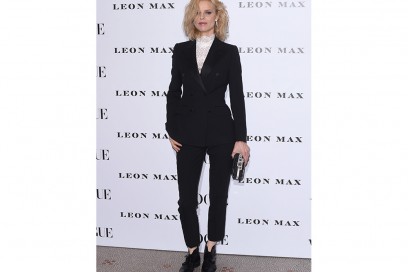 Eva Herzigova in completo maschile