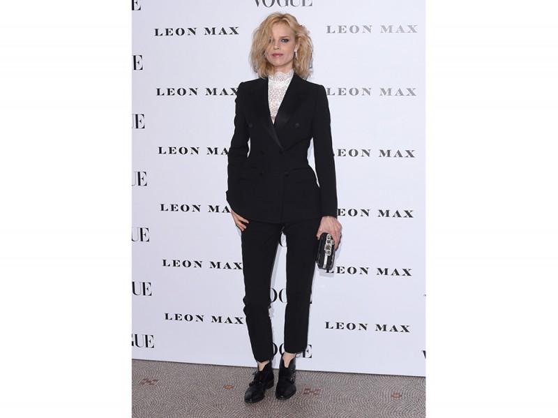 Eva Herzigova in completo maschile