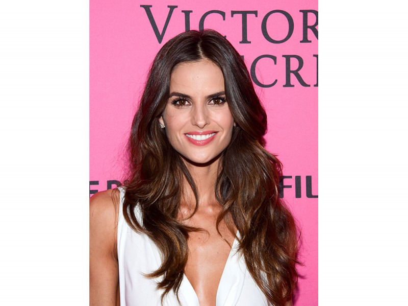 Izabel-Goulart-labbra-pesca