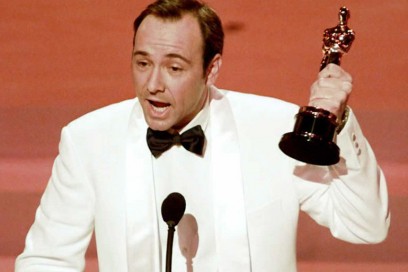 Kevin Spacey holds up his Oscar after winning Best