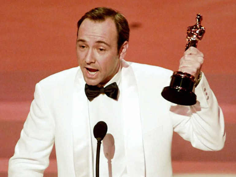 Kevin Spacey holds up his Oscar after winning Best