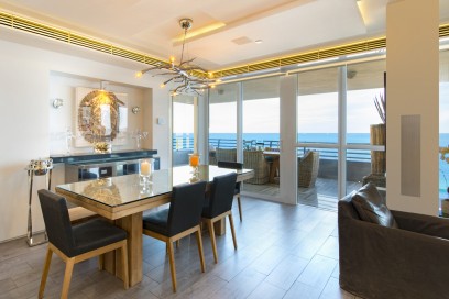 La sala da pranzo con vista