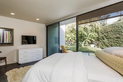 Una camera da letto con patio privato