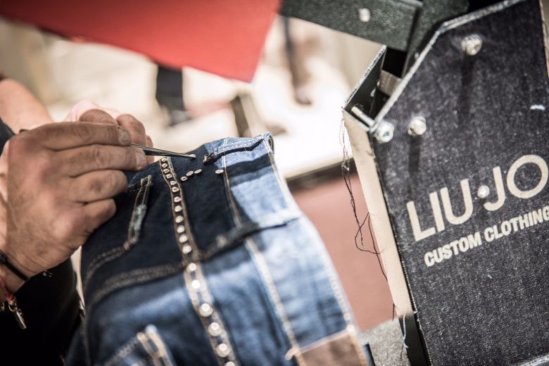 Younique, il tour di Liu Jo per il denim-bespoke