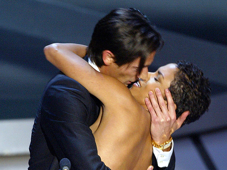 Actor Adrien Brody kisses presenter Actr