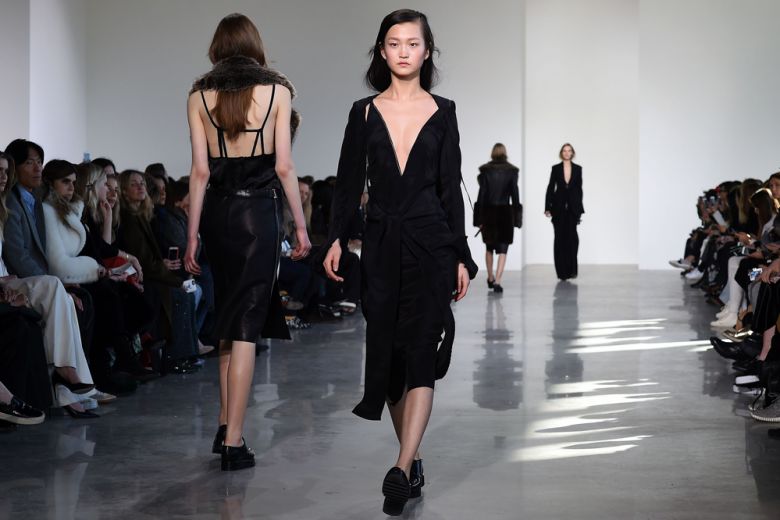 Calvin Klein Autunno-Inverno 2016: il potere dell’illusione (e delle pietre)