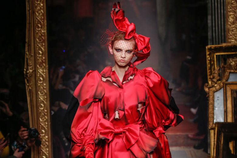 Moschino Autunno/Inverno 2016: abiti in fiamme sfilano in passerella
