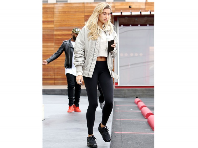 hailey-baldwin-leggings-olycom